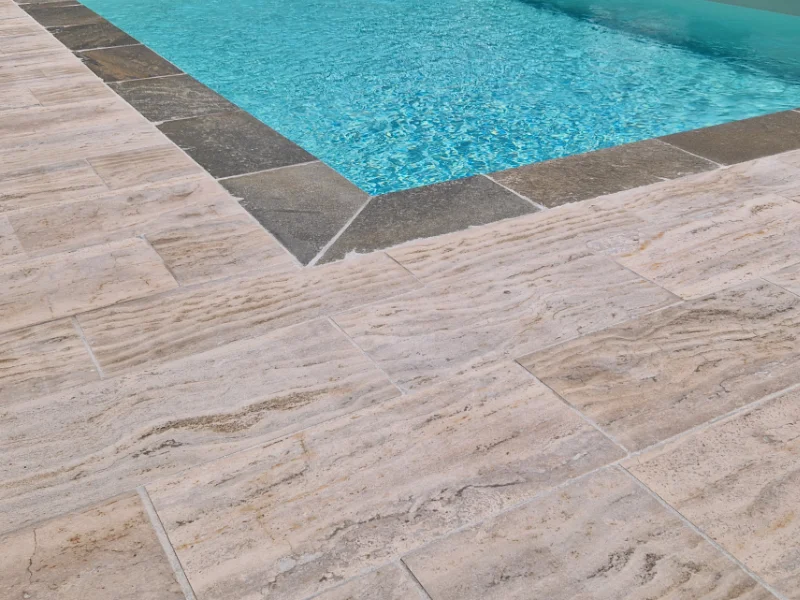 bordo piscina soleggiato